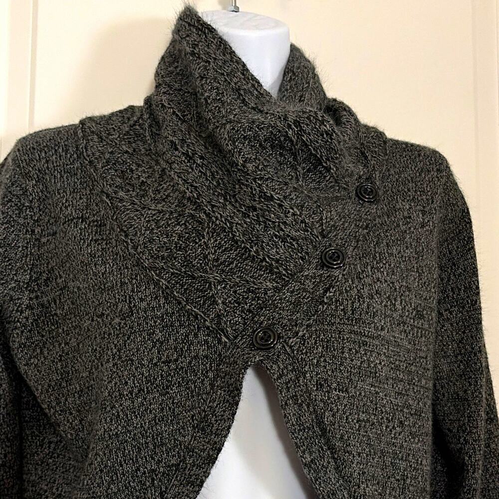 one A Women’s Gray Acrylic Knit Button Collar Cropped Sweater Long Sleeve M